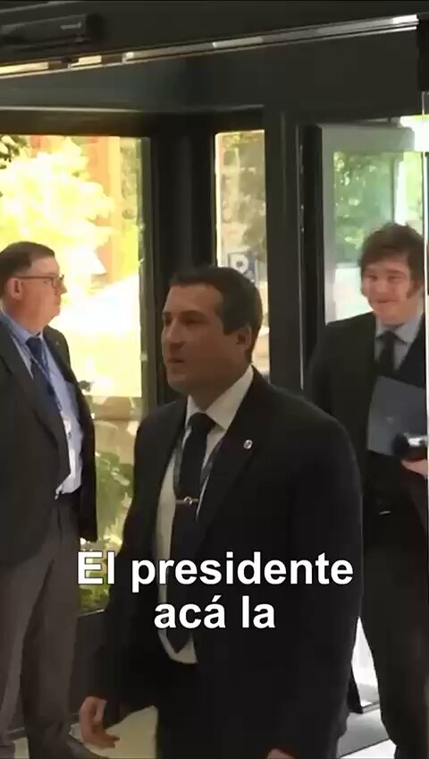 ¿EL FARO DE LA LIBERTAD? 🗽 Milei dijo que él se alió con EE.UU. e Israel. No señor, fue el país el que lo hizo. Después dijo que Argentina es el faro de la libertad. ¿El faro de la libertad? En todo caso de "ciertas libertades”. Y después la remató cuando aseguró que todo el ataque anti-argentino se hizo porque somos el faro de Occidente. Desopilante. 📊 Claves económicas y políticas actuales: contexto local y global | 📌 Más contenido en mi canal de YouTube: #Noticias #Política #Economía #argentina #politicaargentina #milei #libertad #faro #aliado #EEUU #israel #conspiracion