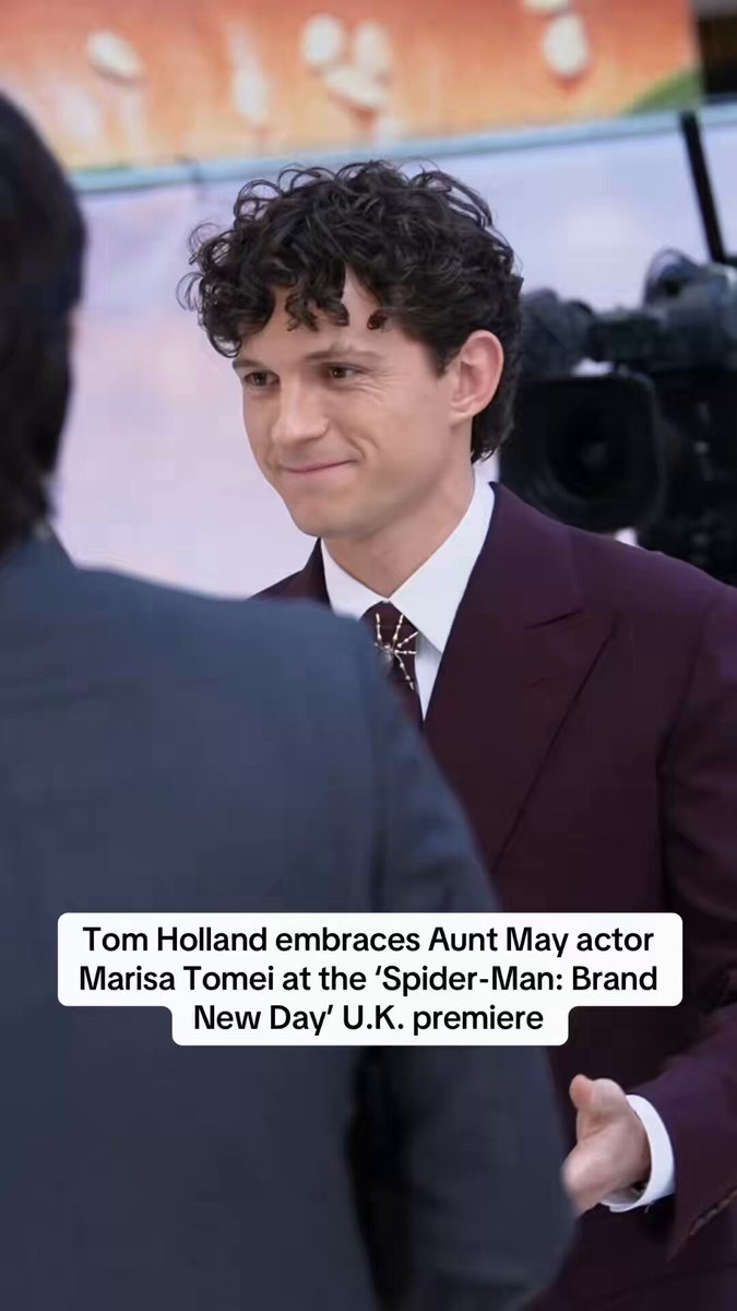 Peter Parker and Aunt May reunited ❤️ #TomHolland ran up to original "Spider-Man" co-star Marisa Tomei and gave her a big hug at the #SpiderManBrandNewDay U.K. premiere in London.