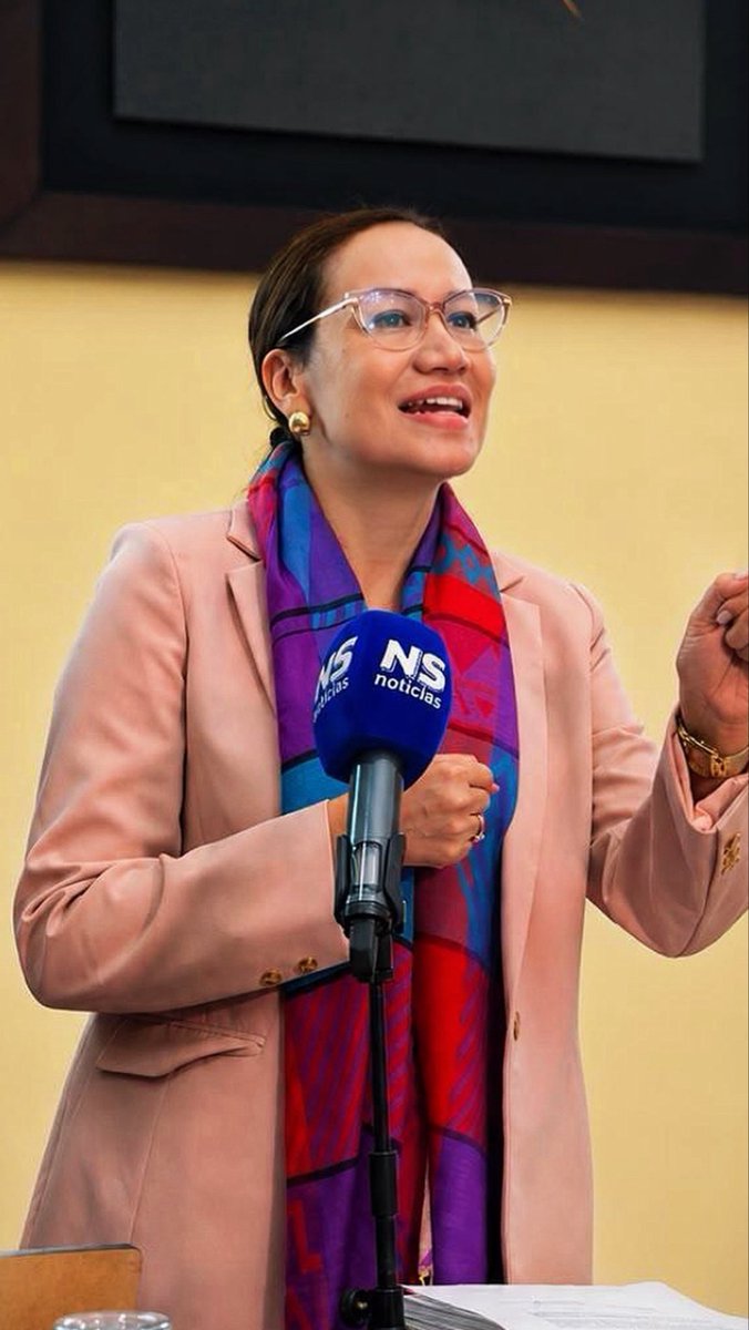Poder desde el territorio. ✊🏽 Radicamos la Ley de Competencias y Descentralización: recursos para salud, educación y agua potable directamente en manos de alcaldías y gobernaciones. Menos Bogotá, más región. Control ciudadano y anticorrupción serán la clave. El debate empieza hoy. No más alcaldes viajando a Bogotá para arreglar una escuela o llevar agua. Los recursos deben estar en los territorios. Esta reforma es un compromiso real con las regiones. Estamos preparados para el debate legislativo #PactoHistorico #Descentralización #NiunPasoAtrás #CarolinaCorcho