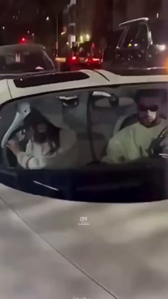 Bad Bunny ve Kendall Jenner, değeri 5 milyon doları aşan bir Bugatti ile akşam yemeğinden çıkarken görüntülendi.
