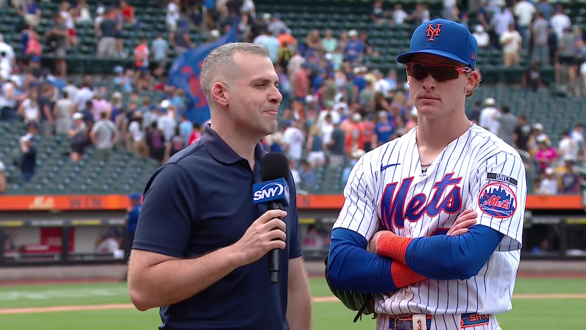 Carson Benge fights through the distractions from A.J. Ewing as he meets with Steve Gelbs after the Mets' 3-2 win over the Braves 😂