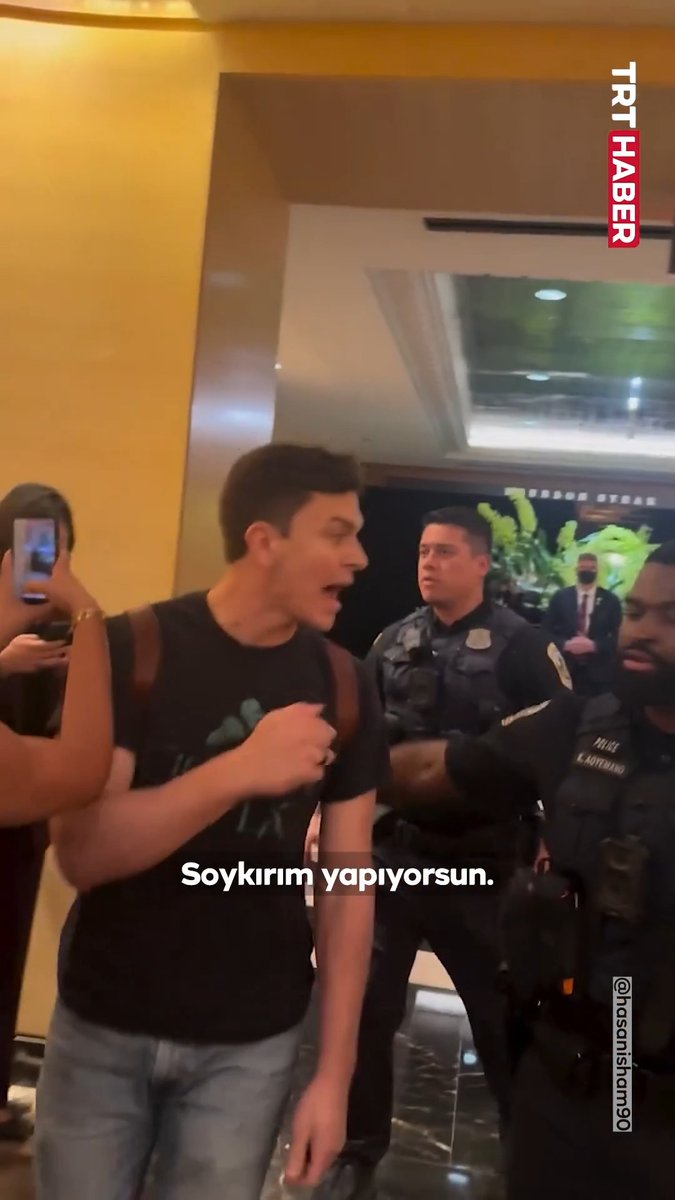 Soykırımcı İsrail Başbakanı Netanyahu, gittiği bir restoranda protesto edildi. ▪️"Saklanamazsın katil bibi!" ▪️"Savaş suçlusu!" ▪️"Bebek katili!"