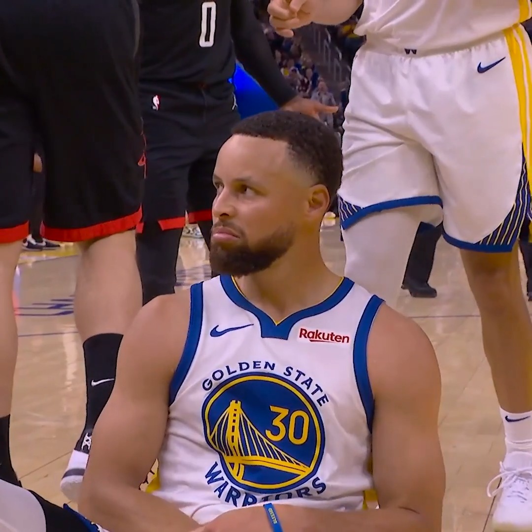 The time Stephen shook the defense &amp; hit the shimmy 🕺