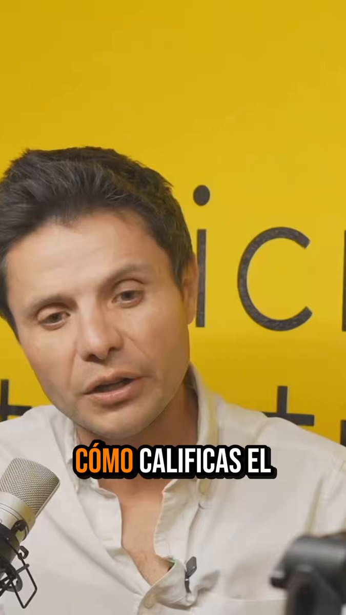 🍻 #LaFríaMásCaliente | Durante su entrevista con Llamingo, Wilson Merino Wilson Merino Rivadeneira aseguró que el Gobierno de Daniel Noboa debe corregir problemas urgentes como la falta de medicamentos en hospitales, especialmente para niños con cáncer. Sin embargo, también reconoció avances, como la reducción del riesgo país, al considerar que mejora la confianza para atraer inversión al Ecuador. Sobre seguridad, afirmó que el Gobierno aún está "a medio camino" y sostuvo que el Estado debe fortalecer su capacidad para enfrentar a las estructuras del crimen organizado. 📺 Mira la entrevista completa en nuestro canal de YouTube. #WilsonMerino #DanielNoboa #Quito #Política