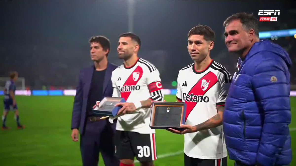 Nicolas Otamendi y Gonzalo Montiel siendo homenajeados por Gimnasia, ovacionados por toda la cancha. Muestrenle esto al secanucas de Di María, cuando haces bien las cosas y no transas con ningún delincuente, la gente te quiere.