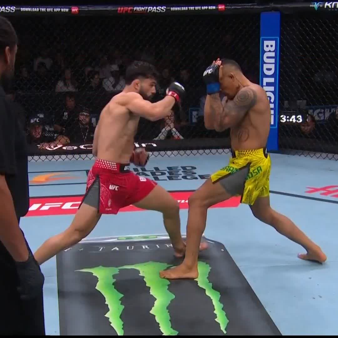Forgot how clean ts was, good lord The way his knees bent were DEFINITELY the knees of an unconscious person. #UFCBelgrade