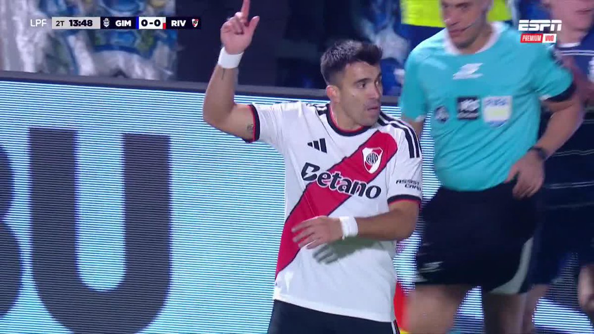 🚑 ¡ALARMA EN RIVER! Acuña peleó una pelota, sintió una molestia y se retiró del campo de juego en el partido ante Gimnasia. ▶️ ESPN Premium | Suscribite al Pack Fútbol | #TorneoClausura 🇦🇷
