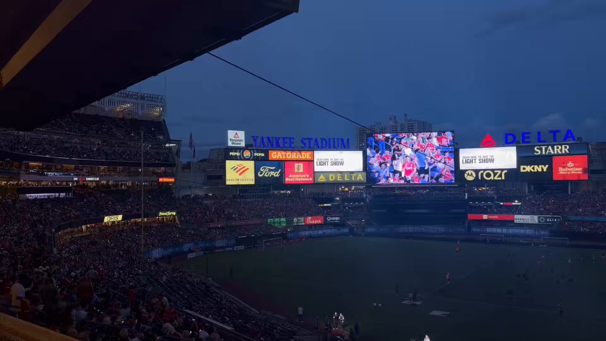 A big old American half time here at Yankee Stadium 📸