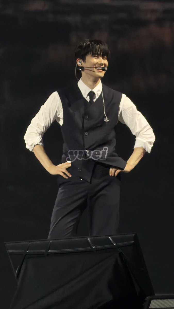 EXO BOSS SUHO🤴😌 🐣For today’s prize, we’re going to let our boss decide! 🍒Which boss? 🐰I’m the BOSS! 🍒Is that correct? 🐣For now, let’s just say that’s correct 🐰ㅎㅎToday, if you do the wave well, we’ll show you our wink wave (relay) #수호 #SUHO