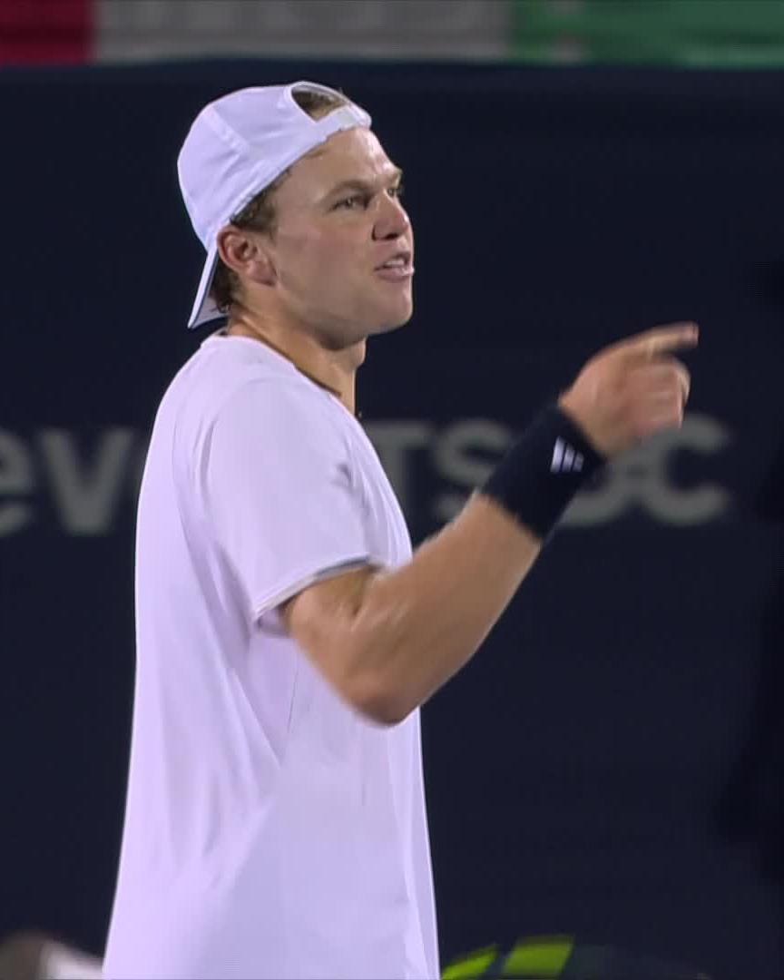 "I'm tougher than you" 😜 Alex Michelsen defeats Mannarino 6-4 7-6 and let's a heckler hear it when he's done. #MubadalaDCOpen