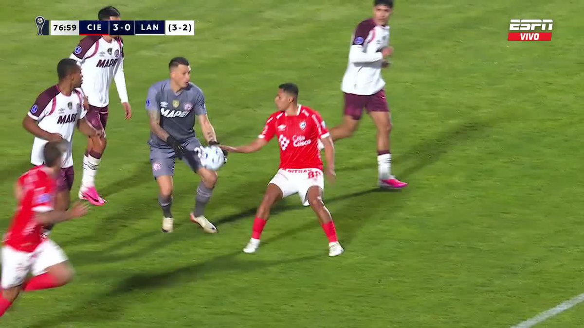 PERO BARRETO… El jugador de Cienciano evitó que Losada saque rápido para Lanús sacándole la pelota CON LA MANO. ¿Habías visto algo así alguna vez? 📺 #DisneyPlus Plan Premium