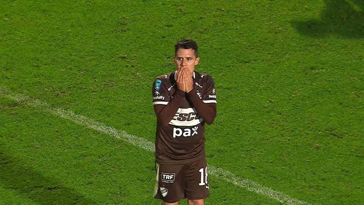 ¡QUÉ FINAL, POR FAVOR! Merlini estuvo a centímetros de marcar el 2-2 de Platense ante Instituto en la última jugada del partido.