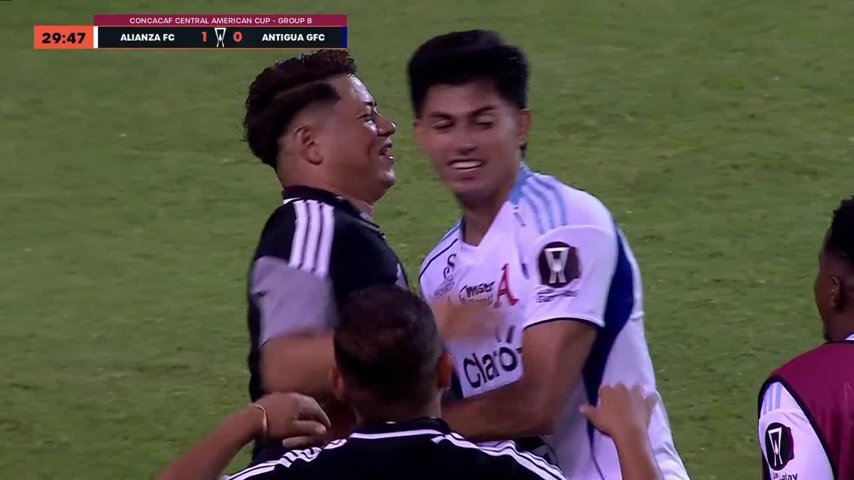 🇸🇻💥QUÉ TREMENDA DEFINICIÓN Osorio aprovechó un rebote y rompió el arco con un bombazo. ¡YA LO GANA ALIANZA! ▶️El Clasificatorio sub-20 de la Concacaf en el Plan Premium de #DisneyPlus
