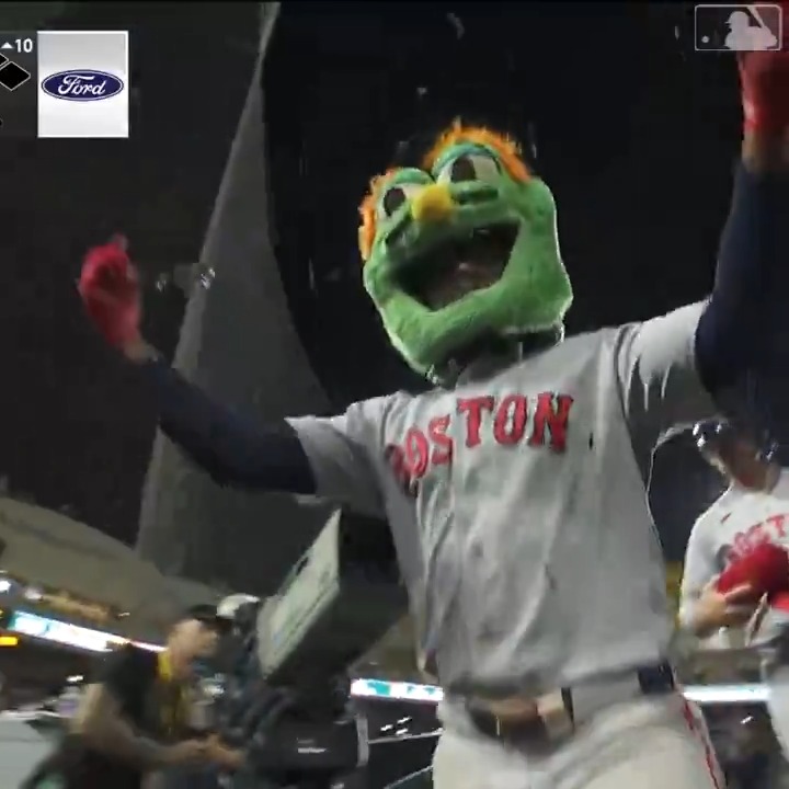 Andruw MOONSHOT for the lead!