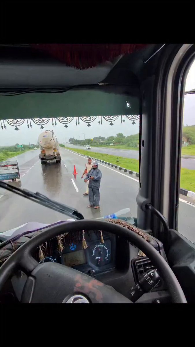 Telangana Police! OP Trucked Shyamal : Open extortion in the name of excise on Telangana border! Today, as I entered Telangana, I saw that at the same border which was closed by the government a long time ago, illegal extortion of ₹20 to ₹200 was being done from truck drivers in the name of excise. As soon as I stopped, I was asked for ₹200, and my camera recorded it all. The most astonishing thing was that the guard demanding the money had no proper uniform, no nameplate, no cap. He was standing in slippers and a shirt with broken buttons, accompanied by a private officer. When I protested, their in-charge arrived. He was also wearing slippers and without the proper uniform. I asked him tough questions, and after a while, he changed his clothes and returned in full uniform. After that, I spoke to him openly and registered my protest about the entire matter. I blocked the road for a few minutes so that the officials could come to the spot, but other truck drivers