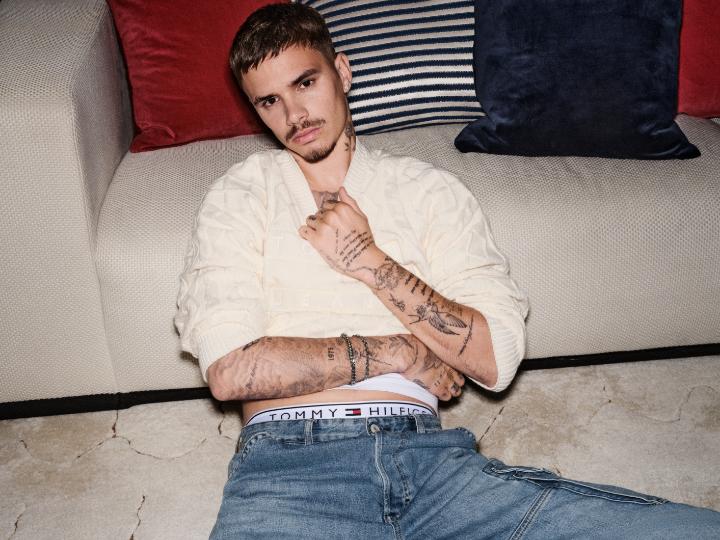 Say hello to Romeo Beckham. Captured in New York City, he brings his effortless take to a style that's Always Denim, always Tommy. #romeobeckham #yasminwijnaldum