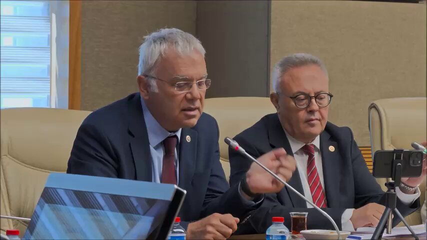 Sağlık alanında düzenleme yapan kanun tekliflerinin, Meclis Sağlık Komisyonunda görüşülmeden başka bir komisyonda görüşülerek Genel Kurula gönderilmesi, uygun bir yasama faaliyeti değil. Birçok kez dile getirdik, maalesef AKP bu tutumundan vaz geçmiyor. Parlamento asıl çalışma alanından uzaklaştırılıyor.
