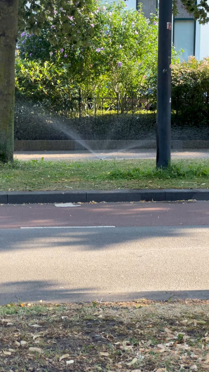 hallo, aspirant groenste gemeente Gemeente Nijmegen nu ik zoveel water bespaar en rekening houd met het tekort, vraag ik mij af waarom op de Ramblas dagelijks het nutteloze stukje gras naast het fietspad besproeid gesproeid wordt?