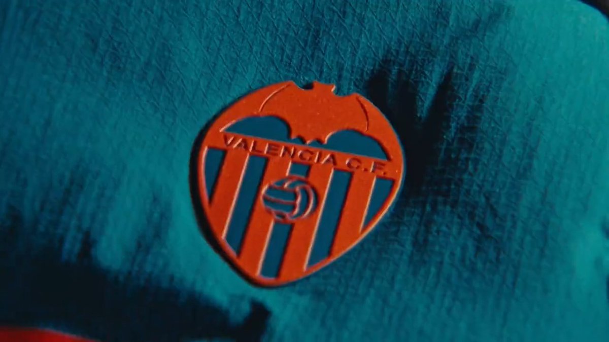 Inspirado en los colores de nuestra TERRA DE VALENTIA 🦇 Valencia CF ❎ PUMA Football