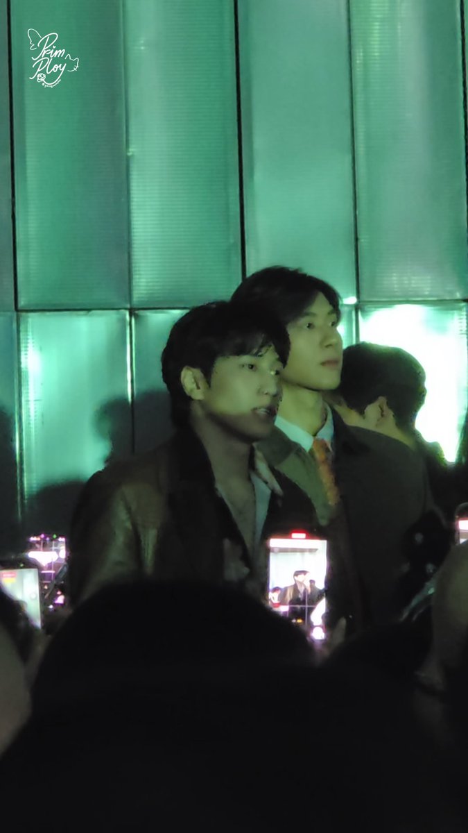เห้ยยยพ้มถ่ายไว้ ตอนนั้นสะกิดกับเพื่อนอยู่ว่าไบเบิ้ลเดินไปคุยกับใครก็ไม่รู้หล่อมาก นี่แหละๆๆ 