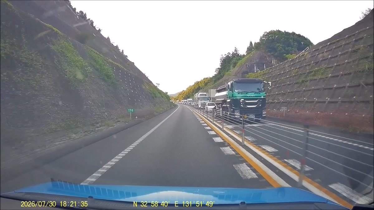 広域迂回の東九州道 佐伯IC/TB(本線料金所)の様子 渋滞とまではいかないけどここまで低速車列が連なってるの毎日通ってるけど初めて見た 0時打ちの東京料金所みたい 九州道通行止めの迂回路としては脆弱すぎる... これは玉突き二次災害待ったなし 弥生PA(上り)のキャパもオーバーしてて離合車線に物流車両止まってる...