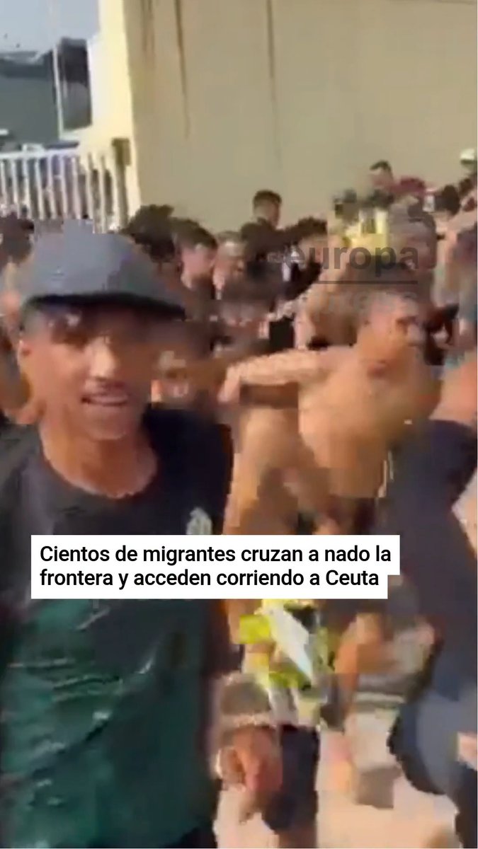 🔴 Cientos de personas cruzan a nado a Ceuta desde Marruecos con una multitud esperando al otro lado de la frontera