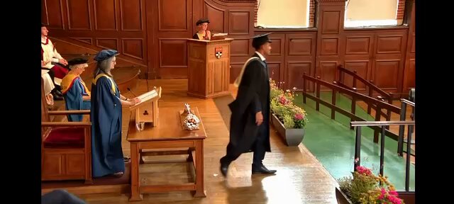 الحمد لله الذي بنعمته تتم الصالحات،، اليوم وبفضل من الله تخرج أبني وقرة عيني محمد من جامعة ريدينغ بتخصص Fintech مع مرتبة الشرف … مشوار يا حبيبي يا سمي الوالد اجتزته بنجاح وتفوق أسأل الله أن اراك في اعلى المراتب وتمثل بلدك بتفوقك واخلاقك خير تمثيل .. عاشت مملكة البحرين 🇧🇭