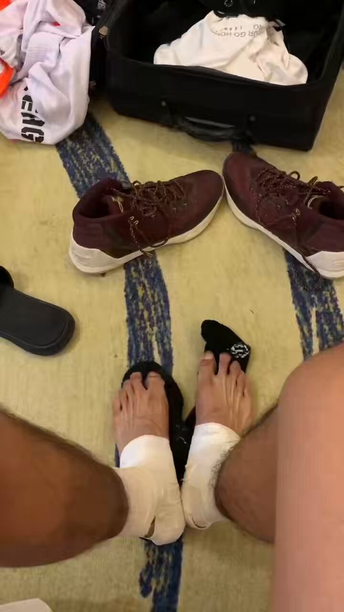 广东的天气对于北方人确实有点受不了，太闷热了，穿着球鞋脚丫都两个颜色了，这个胶布谁敢闻一下 #体育生 #200cm #黑袜 #运动员