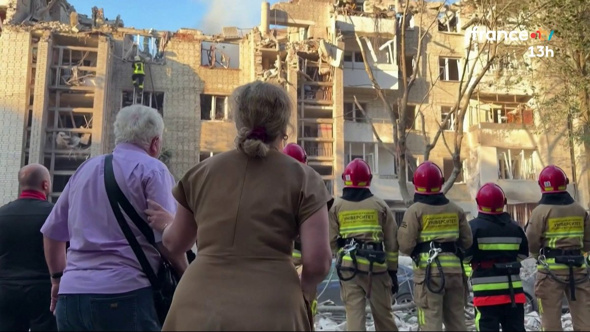 🔴 Au moins huit personnes ont été tuées en Ukraine, dont six membres d'une même famille, après les bombardements survenus dans la nuit du mercredi 29 au jeudi 30 juillet. Un missile a même touché une région polonaise. #JT13H