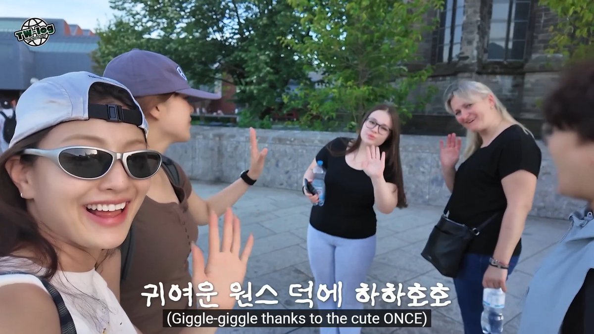 Jeongyeon and Jihyo meeting a ONCE in Cologne