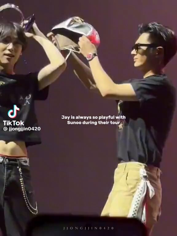 SUNJAY YOU WILL BE FOREVER MY COMFORT DUO 💬 which member do you think would immediately run over to comfort you when you’re having a hard time? 🐈‍⬛ sunoo 🦊 jay