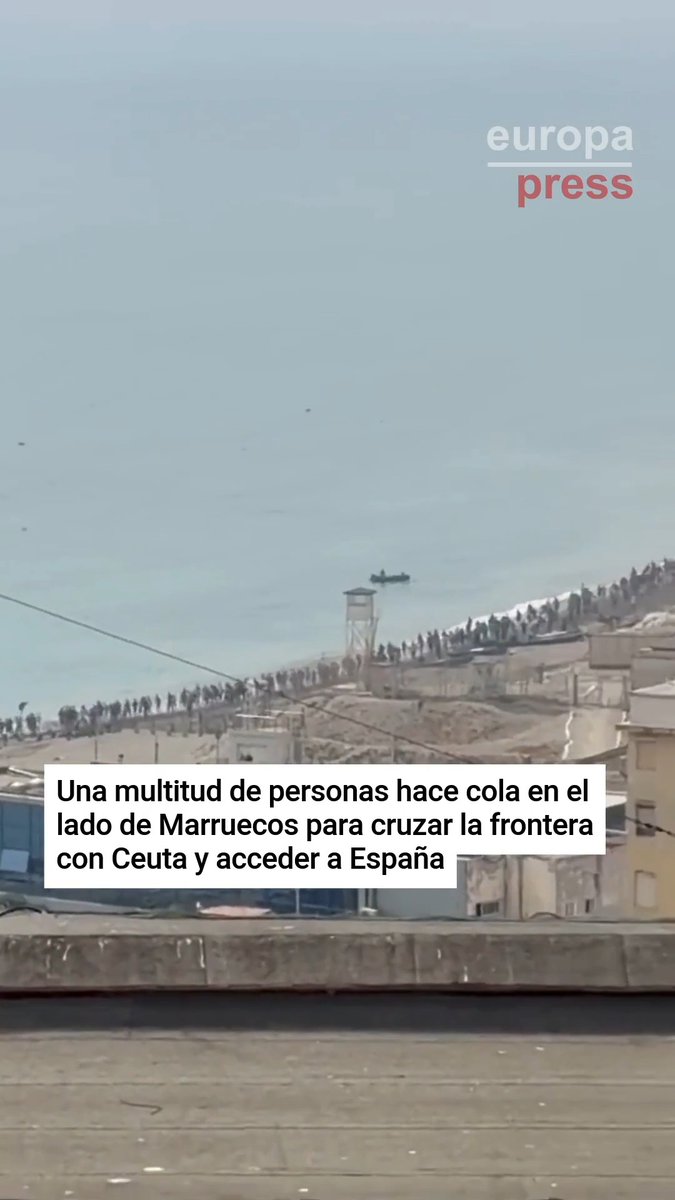 Una multitud de personas hace cola en el lado de Marruecos para cruzar la frontera con Ceuta y acceder a España