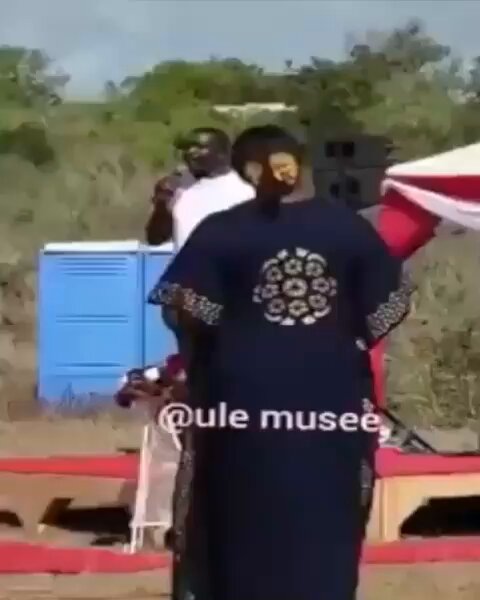 A video from May 2019 resurfaces showing Aisha Jumwa snatching a microphone from Edwin Sifuna and silencing him during a funeral in Malindi.