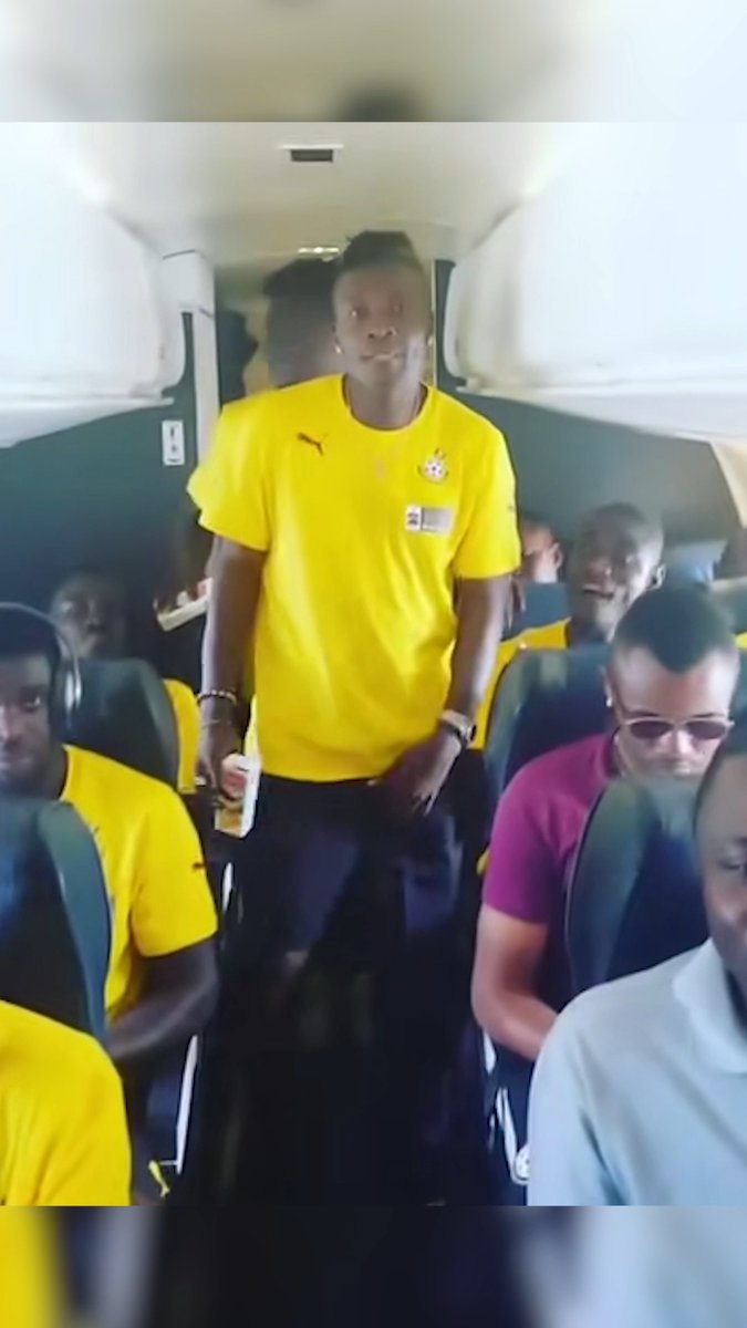 Asamoah Gyan was doing the thumb dance years ago 👍😂