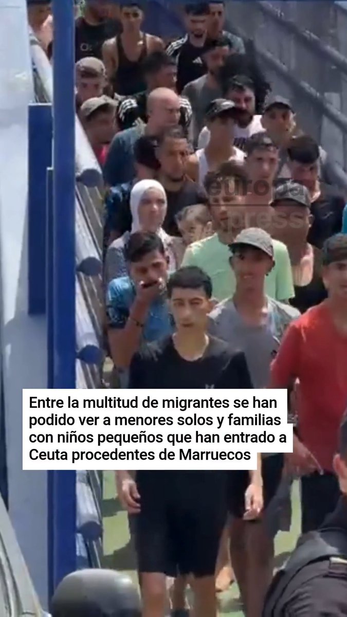 Entre la multitud de migrantes se han podido ver a numerosas familias con niños pequeños que han entrado a Ceuta procedentes de Marruecos