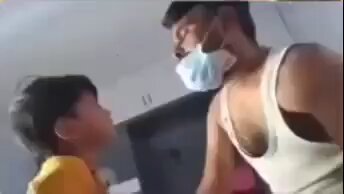 यह वीडियो गुजरात के एक सरकारी कैंसर हॉस्पिटल का है जहां एक कैंसर पीड़ित पिता को जैसे अपने मौत का आभास हो गया.. उसके बाद पिता अपने छोटे से बच्चे को बुलाकर उन्हें कुछ बातें बता रहे है कैंसर से जंग हारनें से पहले यहां एक पिता और पुत्र कि मार्मिक बातचीत..💔😥 एक पिता दुनिया छोड़नें से पहले अपने बेटे, मंत्रा को ऐसी बातें कह रहा, जिन्हें पढ़कर शायद आंखें नम हो जाएँ... उसने बेटे से कहा "हमेशा अपनीं माँ की बात मानना, उनका खयाल रखना, अपनी दोनों बहनों की हमेशा रक्षा करना और उन सभी को परेशान मत करना" फिर उसने कहा मैं कहाँ चले गया, ये कभी भी किसी से मत पूछना, जब भी मेरी याद आए तो ये समझ लेना कि मैं हमेशा तुम्हारे पास हूँ..! वो छोटा सा बच्चा भी भावुक है लेकिन पूरे भरोसे से सहजता से बात कि गंभीरता को समझते हुए... कुछ रिश्ते मौत से नहीं टूटते, एक पिता का प्यार हमेशा बच्चों के साथ रहता है..! अभी शायद ये बात उस बच्चे को इतनी तकलीफ न दे उतनी समझ न हो, लेकिन 8-10 साल बाद ये दृश्य अगर, ये बच्चा देखेगा तो शायद उसकी पीड़ा और अधिक हो जाए..!!