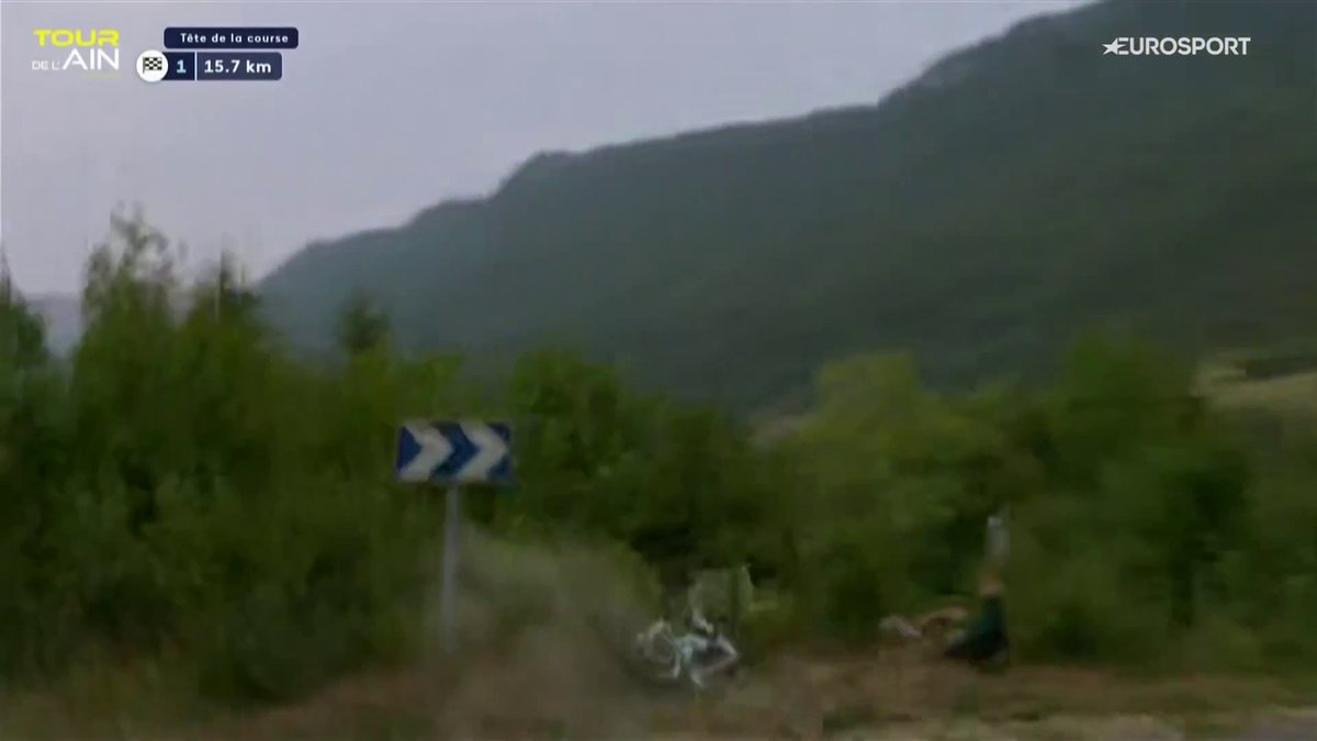 ¡Menudo susto! Adam Howell se pasa de frenada en el grupo de Beloki y se salva por muy poco de caer por el barranco. #TDA2026 | #LaCasadelCiclismo