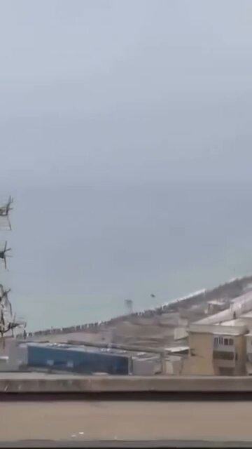 🔴🇪🇸 𝗙𝗟𝗔𝗦𝗛 𝗜𝗡𝗙𝗢 — Les images impressionnantes de l’arrivée massive de migrants marocains, à pied sur plusieurs kilomètres, franchissant la frontière entre le Maroc et l’enclave espagnole de Ceuta. Des médias marocains évoquent un flux de près de 30 000 migrants. Face à cette situation, Ceuta demande la déclaration de l’état d’urgence ainsi que le déploiement de l’armée.