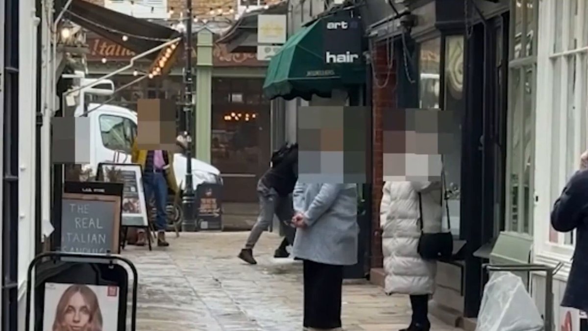 A gang of jewellery thieves got an unwelcome alarm call from members of the Flying Squad after a £225k raid on a Richmond jewellery shop