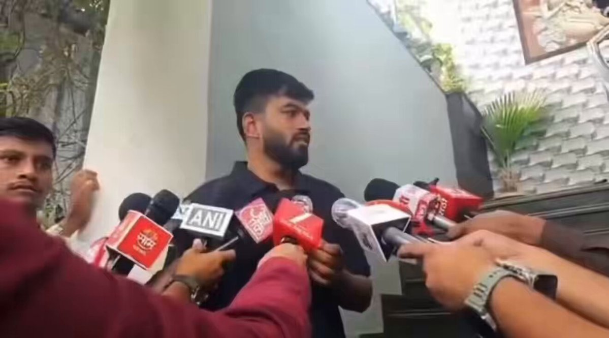 भाजपा में शामिल होने के लिए धमकी? Abhijeet Dipke तुम तो इतना बड़ा आंदोलन कर चुके हो। बहादुर हो? जिसमे धमकी दी है, सीधा #FIR दर्द कराओ। तमाशा मत करो