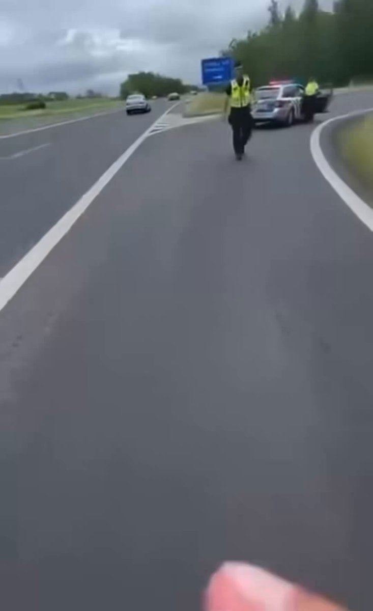 Tak tohle je masakr, jak se to hovado chová!🫪 Jel 180 a nepřipoutaný po dálnici, nadává vulgárně policajtům, vyhrožuje, že on je pan někdo a připraví je o práci, a pak lže, že to auto neřídil… Typický volič a obdivovatel Filipa Turka!