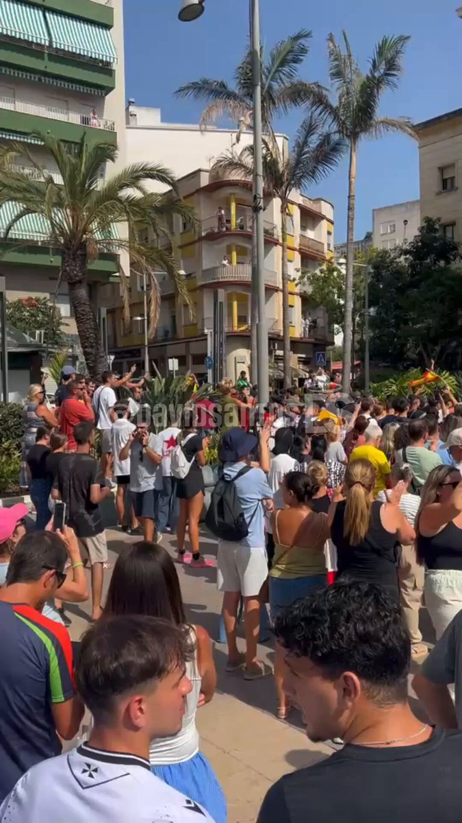 ⭕️ÚLTIMA HORA| Decenas de personas se manifiestan la puerta de la Delegación de Gobierno de Ceuta al grito de: "Pedro Sánchez hijo de puta".