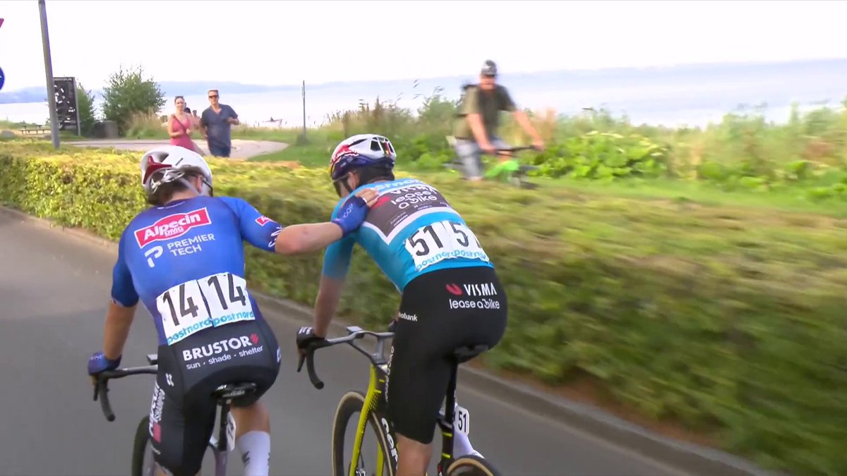 Una cuestiรณn de CENTรMETROS entre Van Aert y un corredor de Alpecin - Premier Tech: la historia ๐๐ ๐๐๐๐ ๐๐ ๐๐๐๐ ๐ฑ Victoriรณn del australiano Jensen Plowright para privar a Wout van Aert de su doblete personal en el Tour de Dinamarca #pndkr26 | #LaCasadelCiclismo