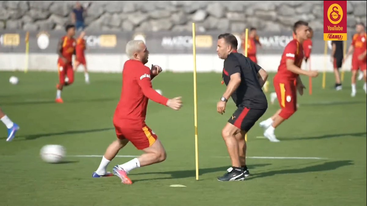 Okan Buruk, futbolcularla birlikte idmanda sahada.