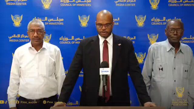 رئيس الوزراء يصدر حزمة من القرارات المهمة لتحسين أوضاع المعلمين وهي : -الإنفاذ الفوري للمنشورات الصادرة عن مجلس الوزراء وديوان شؤون الخدمة، وسداد متأخرات الأجور والمنح والبدلات بجدولة حتى نهاية العام المالي الحالي للعام 2026، على أن تبدأ عمليات الصرف ابتداء من شهر أغسطس من العام 2026 -إعفاء أبناء العاملين بالتعليم العام من رسوم الامتحانات لجميع المراحل الدراسية بالتعليم العام امتحانات الشهادة السودانية، وامتحانات المرحلة المتوسطة، وامتحانات المرحلة الابتدائية) ومركزية مرتبات المعلمين ابتداء من العام المالي القادم، بدءاً من شهر يناير من العام 2027