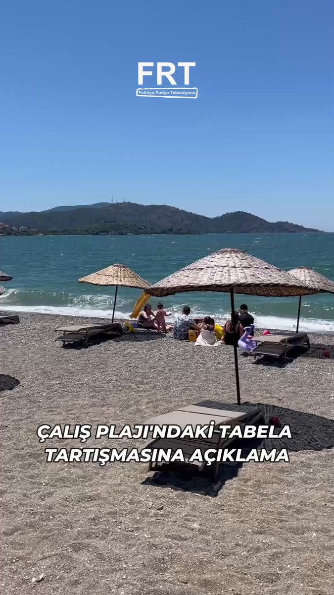 🅾️Bakınız, Fethiye'deki aynı Çalış Plajı. ECRİMİSİL ödeyerek plajın sahibi olduğunu zanneden işletmeci, aslında bir dernek. ÇALIŞ DERNEĞİ adı altında dernek işletiyorlar. Ama dernek dediğiniz şey tüzüğünde "kamu yararına" ibaresi yazan oluşumlardır. Bunlar Dernek adı altında sahili işgal etmişler, ECRİMİSİL ödeyerek plaja çökmüşler, plajı kendi malları sanıp ahlaksızca milletten para topluyorlar, insanların plaja havlu sermesini engelliyorlar. Yerel bir TV kanalı da dernek başkanına mikrofon uzatmış, günah çıkarmasına vesile oluyor. Yani bakın bu rant düzenine herkes ortak... Yerel Halk, dernek, belediye, yerel tv kanalı. Hepsi yasanın çiğnenmesinden, sahillerin işgalinden para kazanıyor. ‼️Belediyeler, yahut il özel idareleri KANUNEN PLAJLARI KİRALAYAMAZ, KİRAYA VEREMEZ. Kıyı Kanunu bunu yasaklamıştır, zira Kıyılar Halka Aittir. 👉İşte bu kanunu çiğnemek, yasaya tecavüz etmenin de kolay yolunu bulmuşlar: ECRİMİSİL. 📌Önce Plajı kime, hangi çeteye tahsis edeceklerini belirliyorlar. Sonra o çete plaja gidip şemsiye ve şezlong koyuyor, baraka-kulübe inşa ediyor. Sonra çitle çeviriyor ve sezon geldiğinde de halktan para topluyor. 📌İlgili Belediye yahut Özel İdare bu işgalcilerden Ecrimisil bedeli alıyor. Yani aslında bunlara geçmişe dönük illegal işgal cezası kesiyorlar. İşgalci çete de bu ecrimisil ödemesini, plajın resmi kiralama belgesi olarak görüyor ve insanlara bunu gösteriyor. ‼️Aslında yapılan şey yasalara tecavüz etmekten başka bir şey değil. Kanun ECRİMİSİL yoluyla Baypas ediliyor. İnsanlar işgalci çetelere soyduruluyor. Malesef kamu kurumları da bu işe göz yumuyor, işgalcilerle ortak iş yapıyor. ⚠️UNUTMAYIN...!!! 👉Hiçbir Kamu kurumu ve Belediye sahilleri kiraya veremez, birilerine tahsis edemez. Kıyılar Tamamen Halkındır. ‼️Sizden ücret talep eden, geçişinizi engelleyen, plaja sokmayan işletmeler için derhal Kolluk Kuvvetlerini arayın, şikayetçi olun ve bununla ilgili tutanak tutturun ve ilgili tutanakla mahkemeye başvurun. ‼️Madem Devlet ve Belediyeler vazifesini yapmıyor, o halde mahkemeler vastasıyla sahillerimizi, plajlarımızı kazanmak bize düşer. #Fethiye #Muğla #Marmaris #kıyılarhalkındır #plajlarhalkındır #perşembe #Bodrum #hırtsorununuçözün #hırtişgali #hırttehciri #HerkeseEşitAdalet #çözümüyokmu #FCMvBJK #Ecrimisil #yangın #sahillerhalkındır