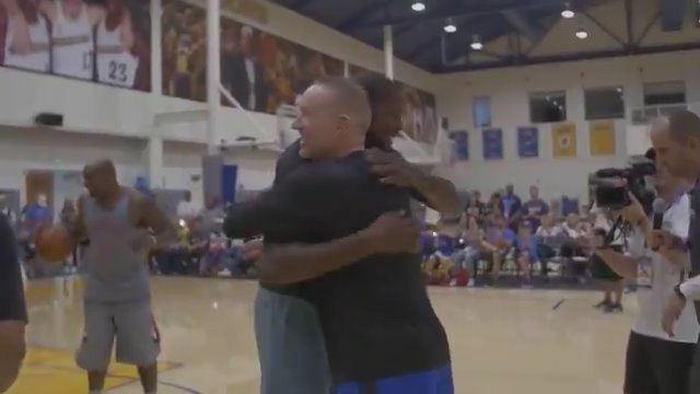 54-year-old Warriors legend Chris Mullin having a 3-point shootout with Kevin Durant in 2017.