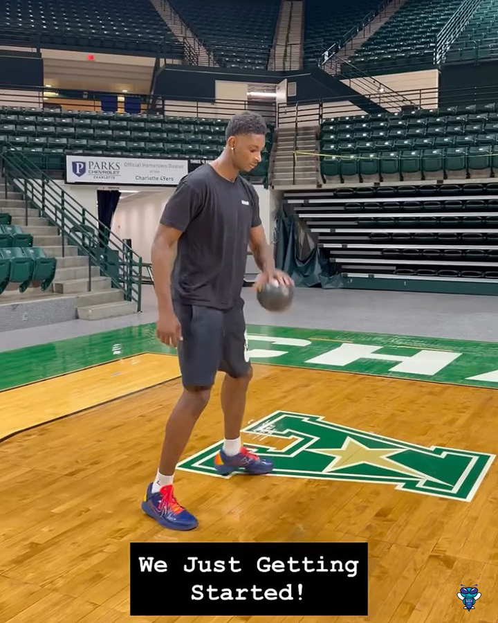 Moussa Diabate working on his handles. 🏀 (📹 dushawn_/IG)