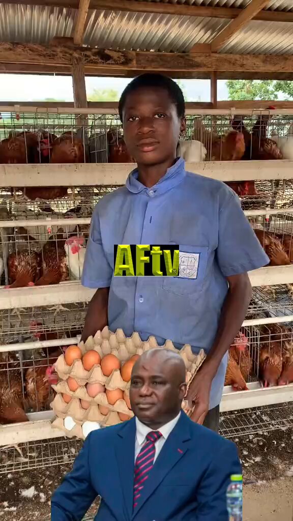 A beneficiary of the Nkoko Nkitinkiti programme showed how much the chickens he received have grown after raising them.