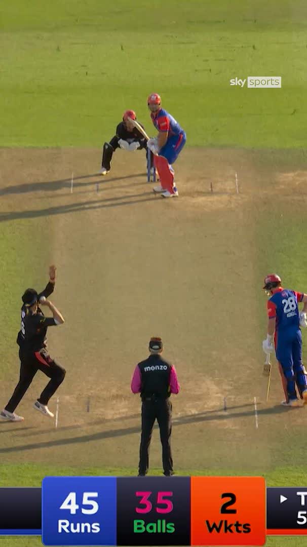 Quick feet from umpire Nigel Llong 🏃